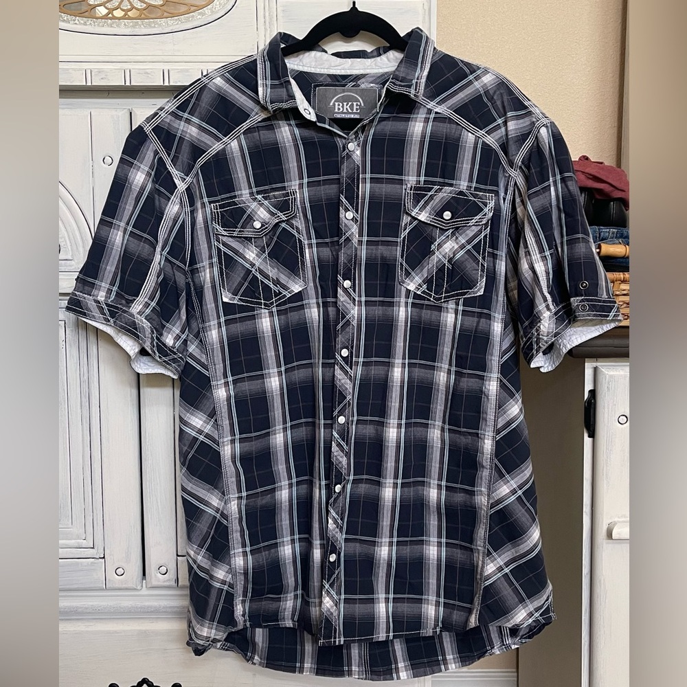 Men’s BKE Athletic fit shirt.